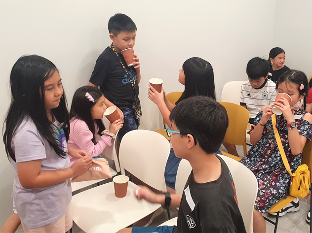 BBT c Students trying out different types of tea